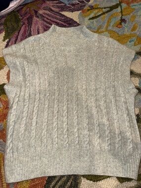 Cupcakes & Cashmere Cable Knit Sleeveless Sweater Vest in Light Grey